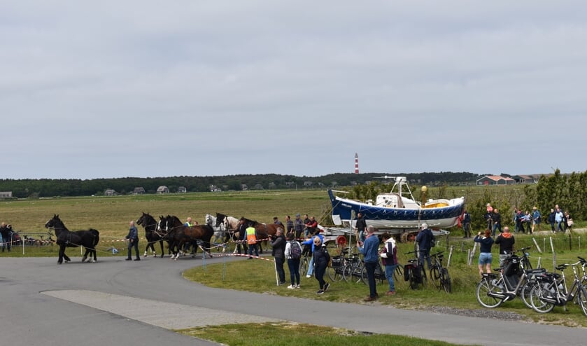 Deze foto is op 4 juni gemaakt op het strand bij Hollem. Het betreft een demonstratie van de paardenreddingsboot.