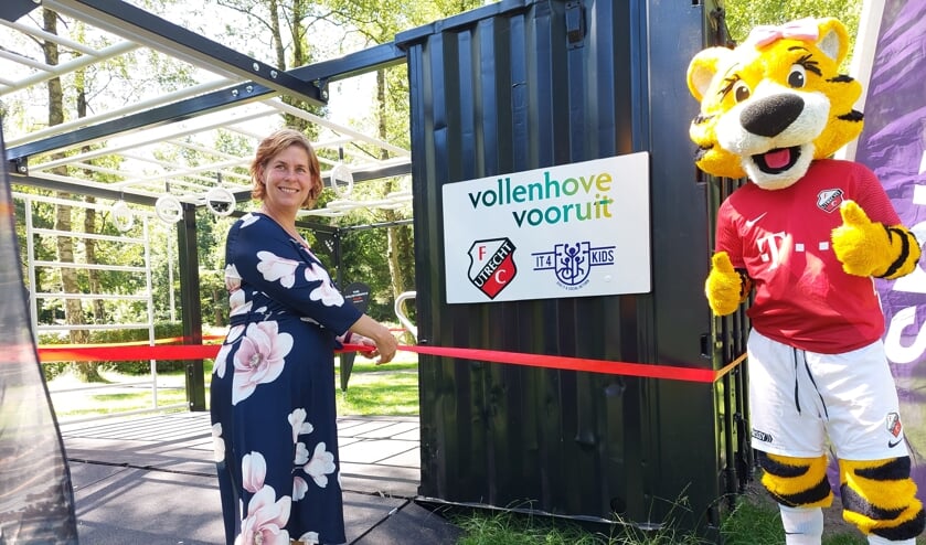 Wethouder Laura Hoogstraten opent de zeecontrainer samen met een mascotte van FC Utrecht.