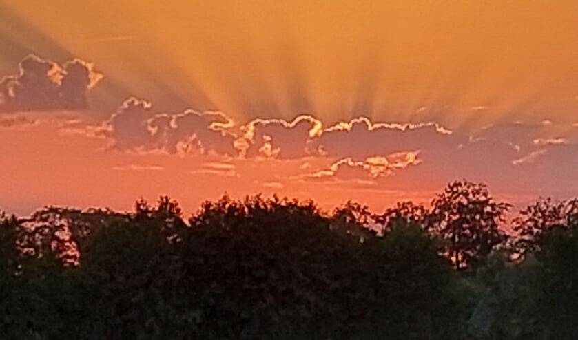 Een foto van een mooie zonsondergang. Genomen ter hoogte van Ruwinkel aan de Barneveldse weg, 's avonds voorafgaand aan een zeer warme dag. Ingezonden door Stef Jonkers uit Scherpenzeel.