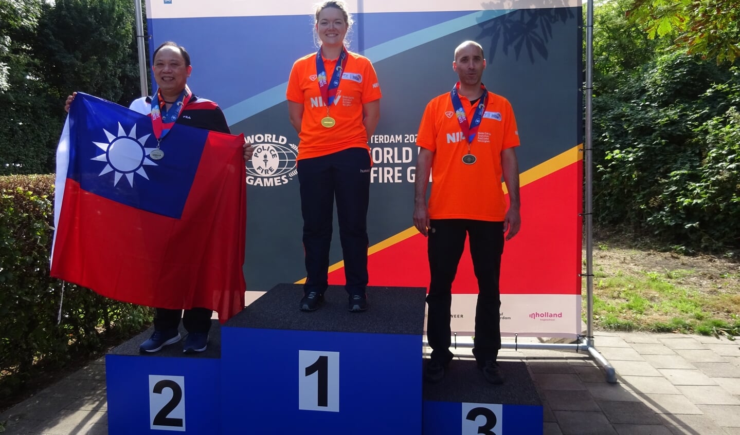 Iris Groenenboom wordt geflankeerd door Ming Wang uit Taiwan en Peter van der Linden (rechts).
