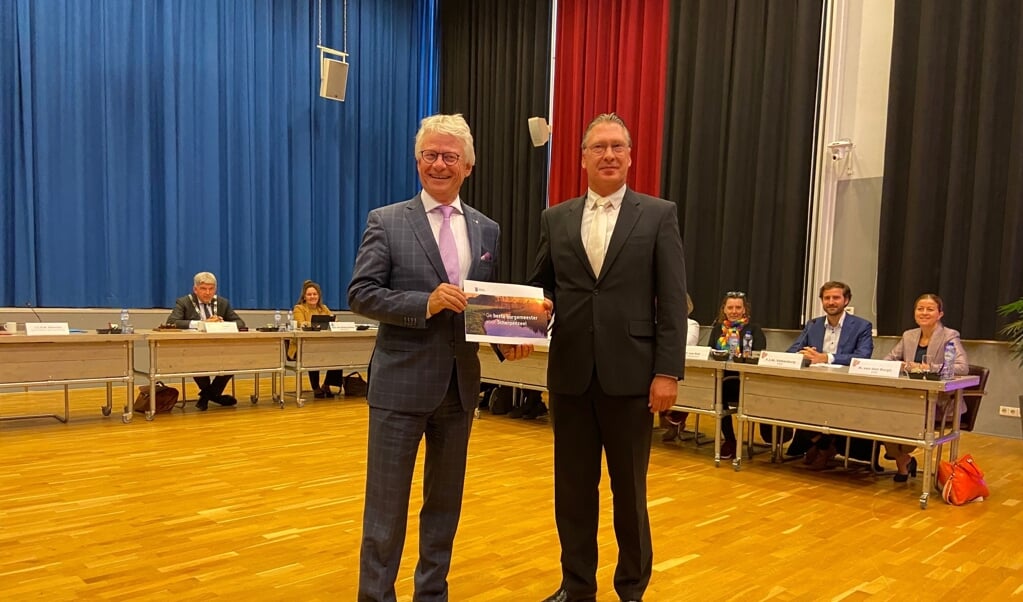 Maarten Zwankhuizen, voorzitter van de Vertrouwenscommissie, overhandigt de profielschets voor een nieuwe kroonbenoemde burgemeester aan Commissaris van de Koning John Berends.