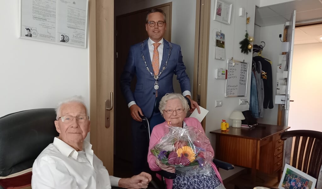 Rudolf en Antje Winnubst zijn op hun briljanten huwelijksfeest verrast met een bezoek van locoburgemeester Arnold Versteeg
