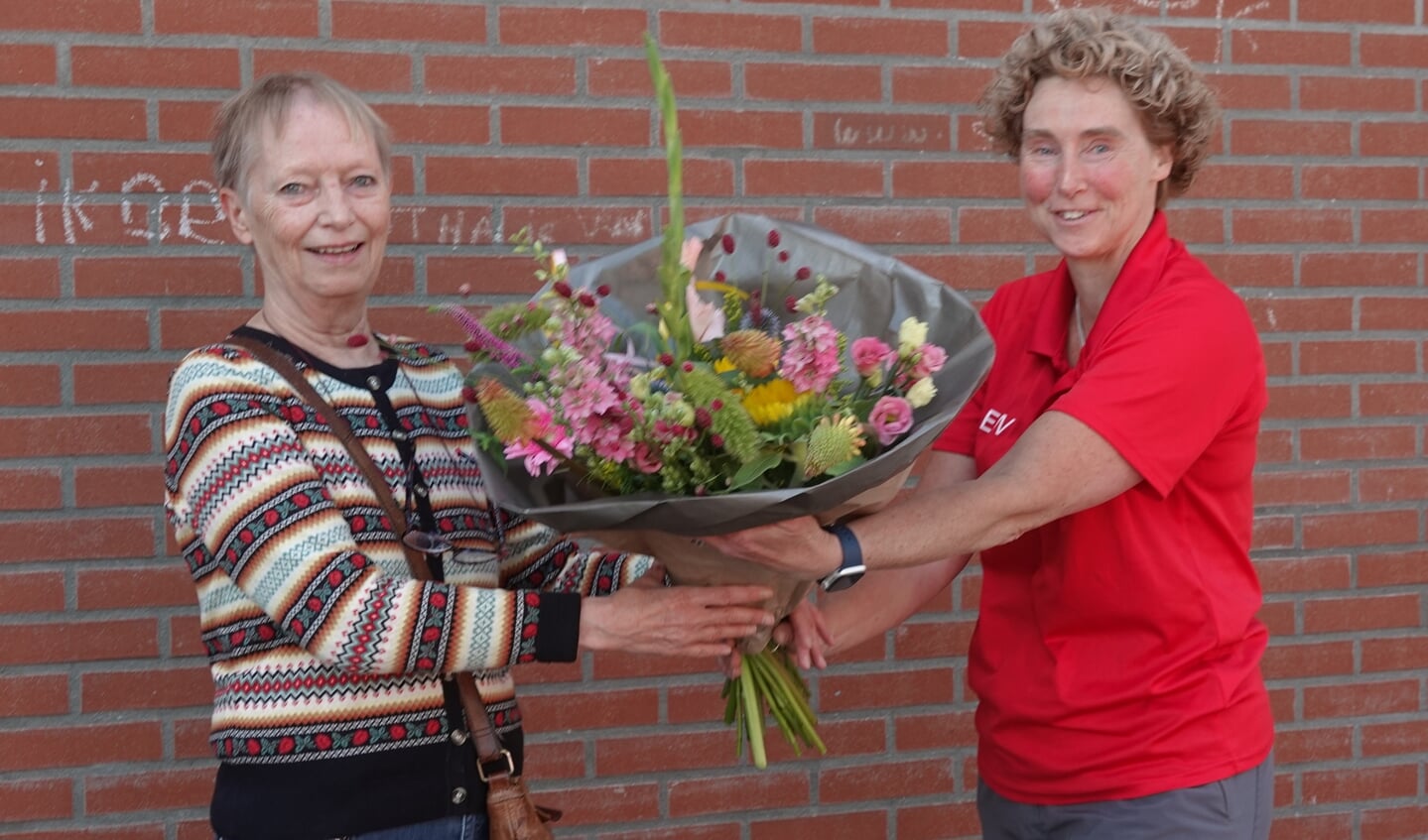 Links erelid Rina Schimmel en rechts Nicole Bakkum