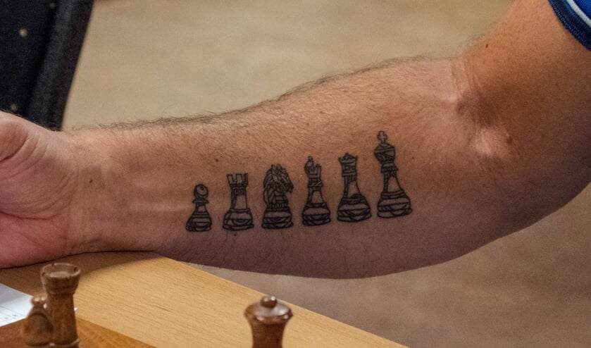 De arm van schaakliefhebber Hans Uittenboogaard.