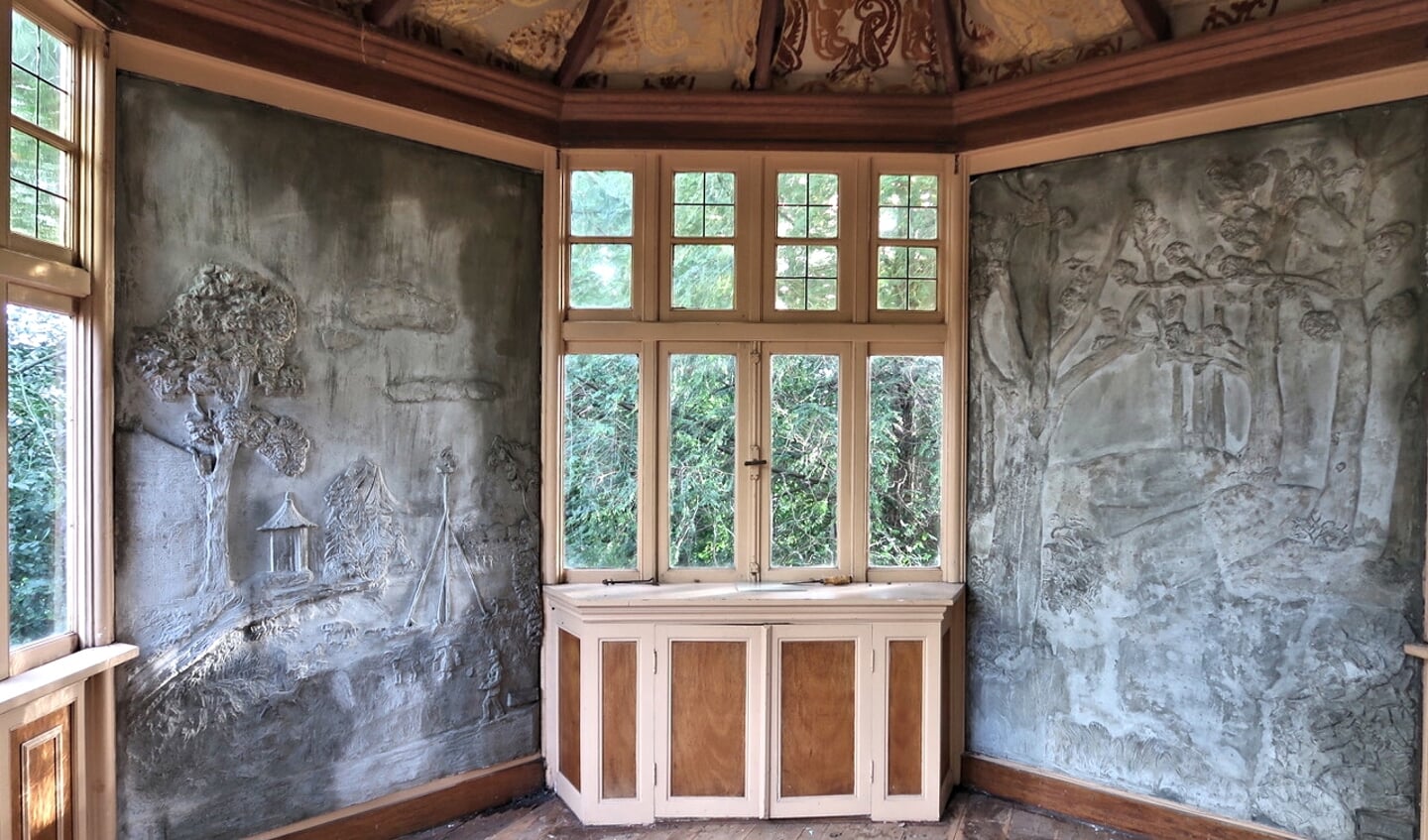 In het interieur van het tuinkoepeltje bij Uyt den Bosch bevinden zich twee grote panelen van kalkhoudende mortel, met voorstellingen van kunstenaar P.M.J. Swillens.