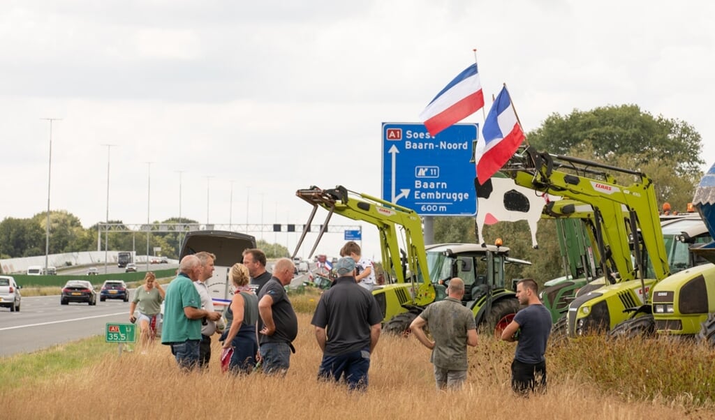 Net voor de afslag Baarn Eembrugge hielden Eemlandse boeren een publieksvriendelijke actie.
