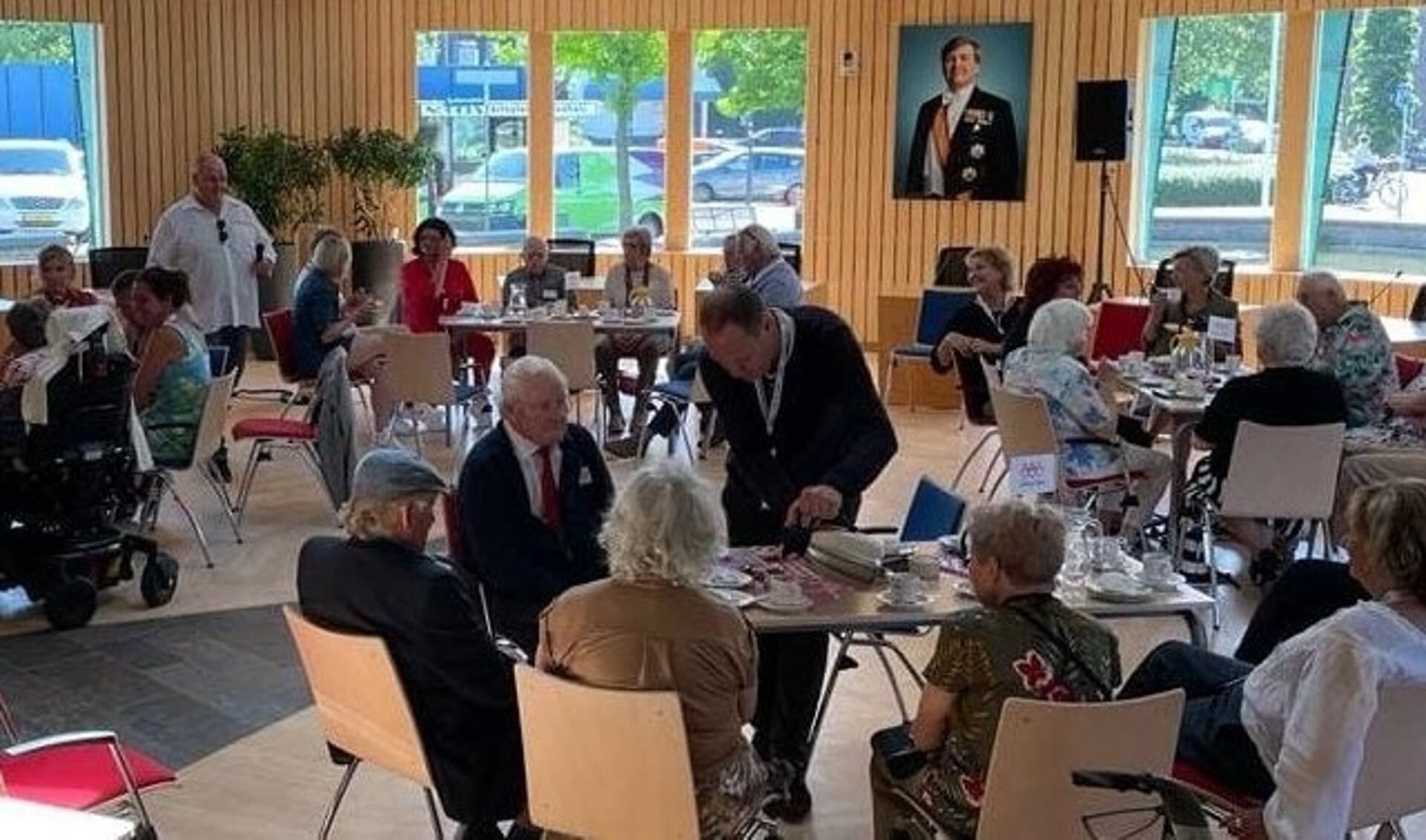 Een gezellig samenzijn in de raadzaal van het Huis van de Gemeente