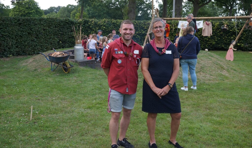 Jannet van Bentum en Hein van Ruitenbeek bij de activiteit ‘Stoken met de Scouts’.