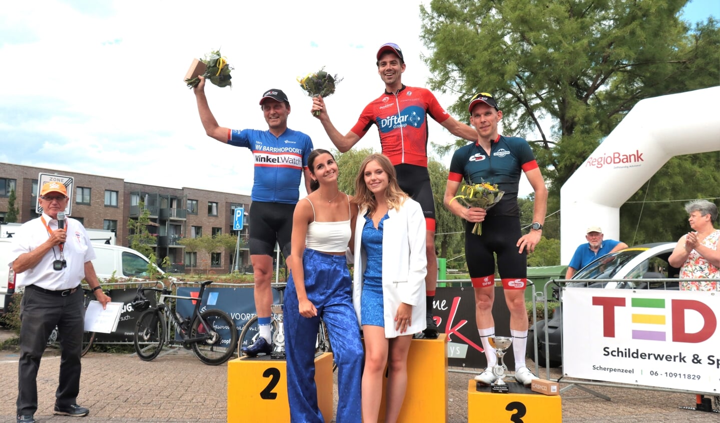 Sportklasse. Jorre van der Bij wint de Wielerronde van Scherpenzeel.Op de 2e plaats de 56 jarige (!) Ton Berends en op 3e plaats Goswinus Dijkstra.