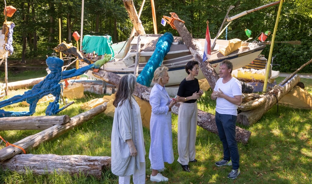 Staatssecretaris van Cultuur en Media, Gunay Uslu was te gast op landgoed Soestdijk.
Met Maya Meijer Bergmans sprak zij uitgebreid o.a. met kunstenaar David Bade over de kunsttentoonstelling ‘Voorlopers’.