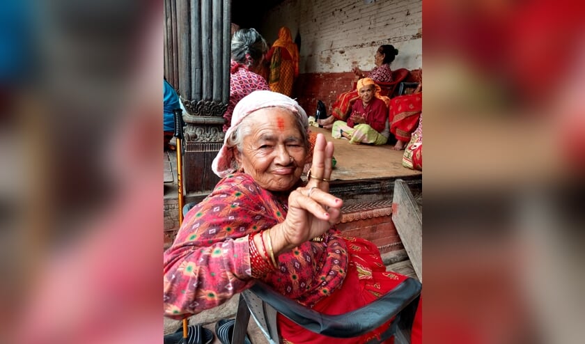 ,,Deze foto is gemaakt in het bejaardentehuis bij het Pashupatinath tempelcomplex in Kathmandu. Elk jaar als ik in Nepal ben breng ik hier een bezoekje. Dit is zo'n bijzondere plek (en foto) voor mij omdat de mensen hier altijd vrolijk zijn, terwijl ze met 100 personen en slechts 2 verzorgsters in armoede leven.