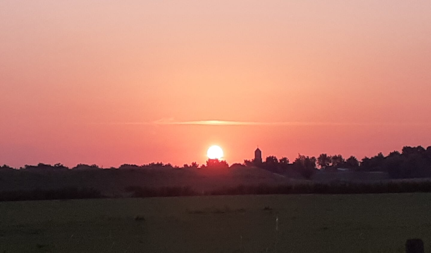 ,,Deze foto is gemaakt op 19 juli, 's morgens om 6.00 uur met de opgaande zon bij de Waal in Echteld.
