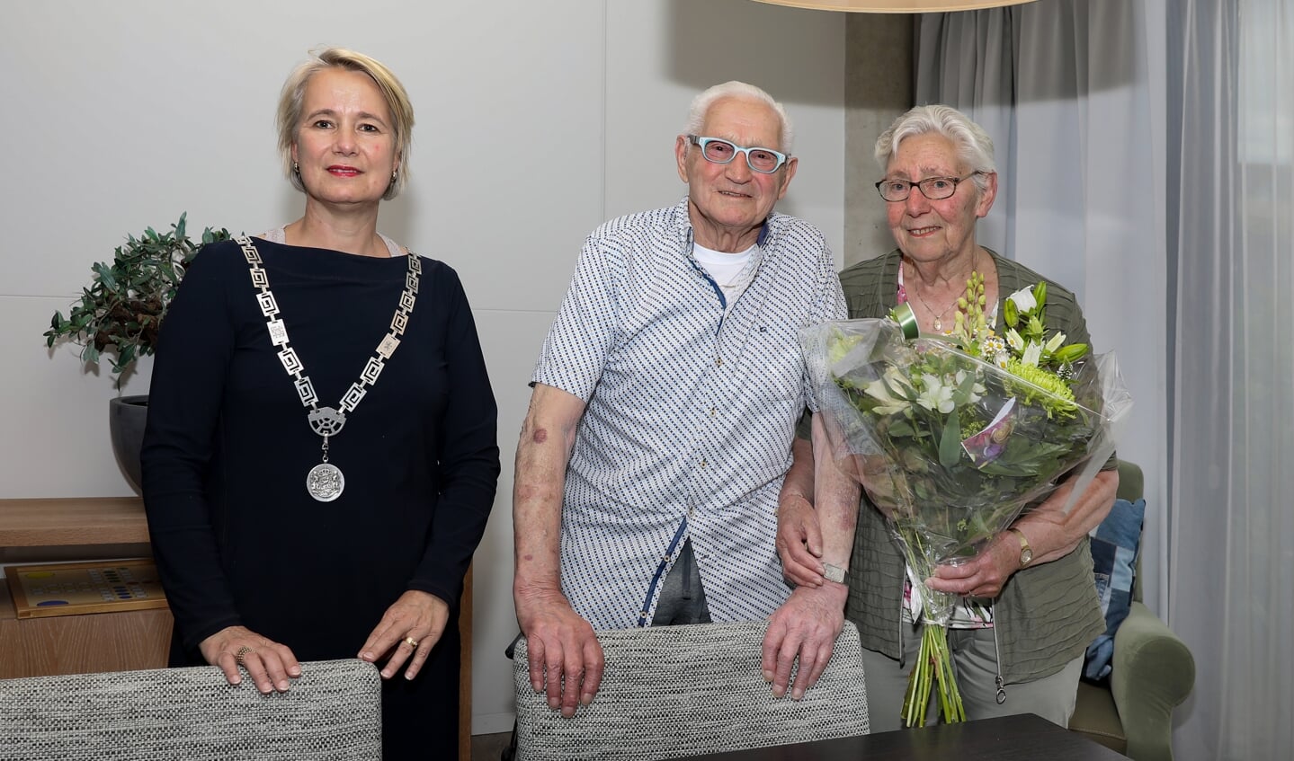 Het paar werd gefeliciteerd door locoburgemeester Marielle Broekman.