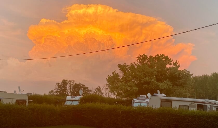 Deze foto is genomen in juni 2022 in Gray op de camping Longue Rive. Eva Beems: ,,We zaten heerlijk te borrelen bij de camper toen er opeens een geweldige wolk te zien was, met het licht van de ondergaande zon leek het wel een vuurwolk!