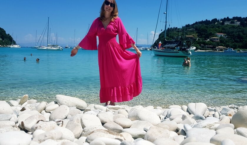 ,,Deze foto is gemaakt op het kleine Griekse eilandje Paxos. Een typische vakantie foto: zon, witte kiezelstenen en een blauwe zee.