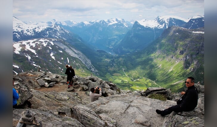 Deze foto is gemaakt op 1 juli, genomen op 1500 meter hoogte bij de Dalsniba-Geiranger Fjord in Noorwegen. Hier moet je beslist geen hoogtevrees hebben. Een schitterend uitzicht, maar één misstap kan fataal zijn.