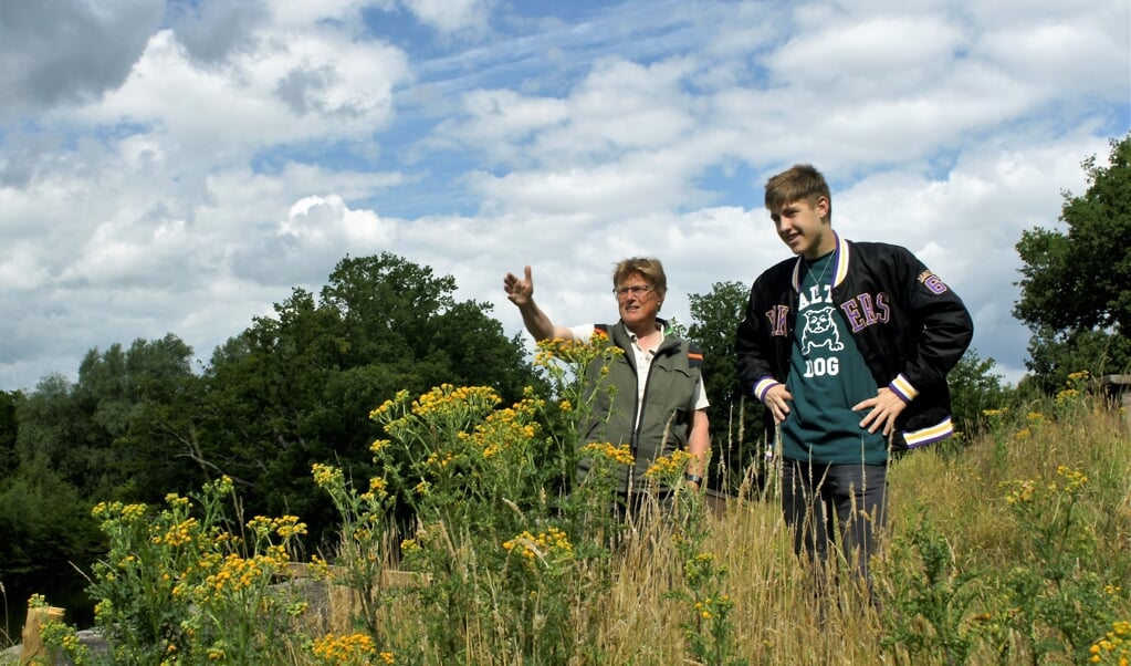 Tineke Harlaar vertelt tijdens haar rondleidingen en excursies enthousiast over de biodiversiteit op het forteiland. Foto: Robbert Roos