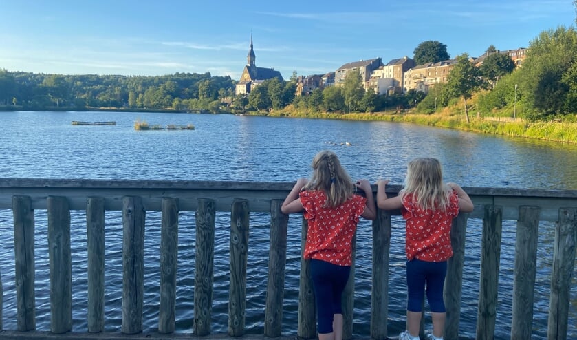 Vrijdag zijn we terug gekomen van 2 weken naar de Ardennen met onze 2 meiden en hun broertje van 7 maanden. Fijn om na 2 jaar Corona weer onbezorgd op vakantie te kunnen. Voor de jongste 2 was het de eerste buitenlandervaring. De foto is genomen in het stadje Vielsalm.