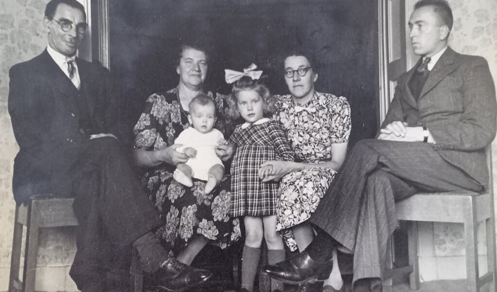 Datum 11-10-1944. Twee maanden nadat A.D. Boon vrij kwam uit kamp Amersfoort. A.D. Boon (rechts) met zijn gezin en zijn schoonouders Van Steenis