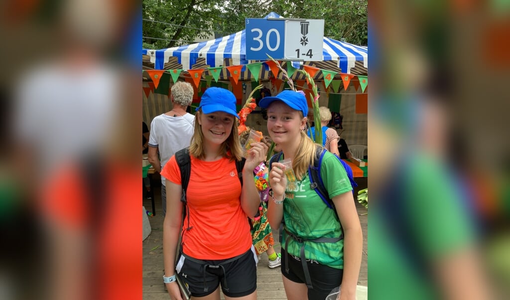 Soester Tweeling Myrthe En Carlyn (14 Jaar) Lopen Samen Met Hun Opa En ...