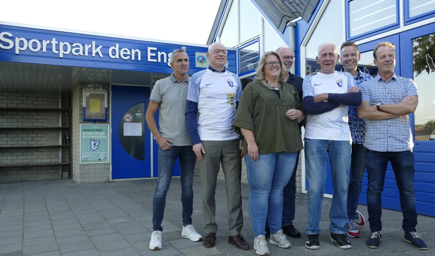 De bestuursleden, Ries Hoogland en de burgemeester.