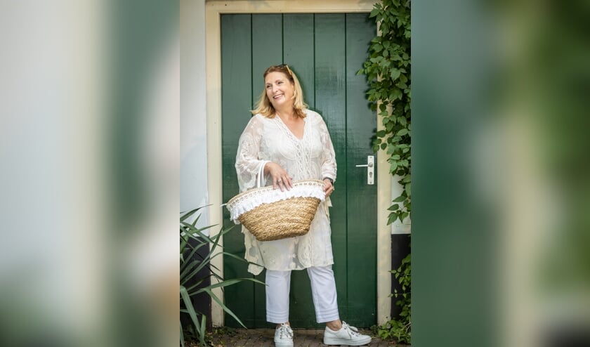 Hetty in een broek van Up! Een kanten lange overzised blouse en een mand van Clayre en Eef
