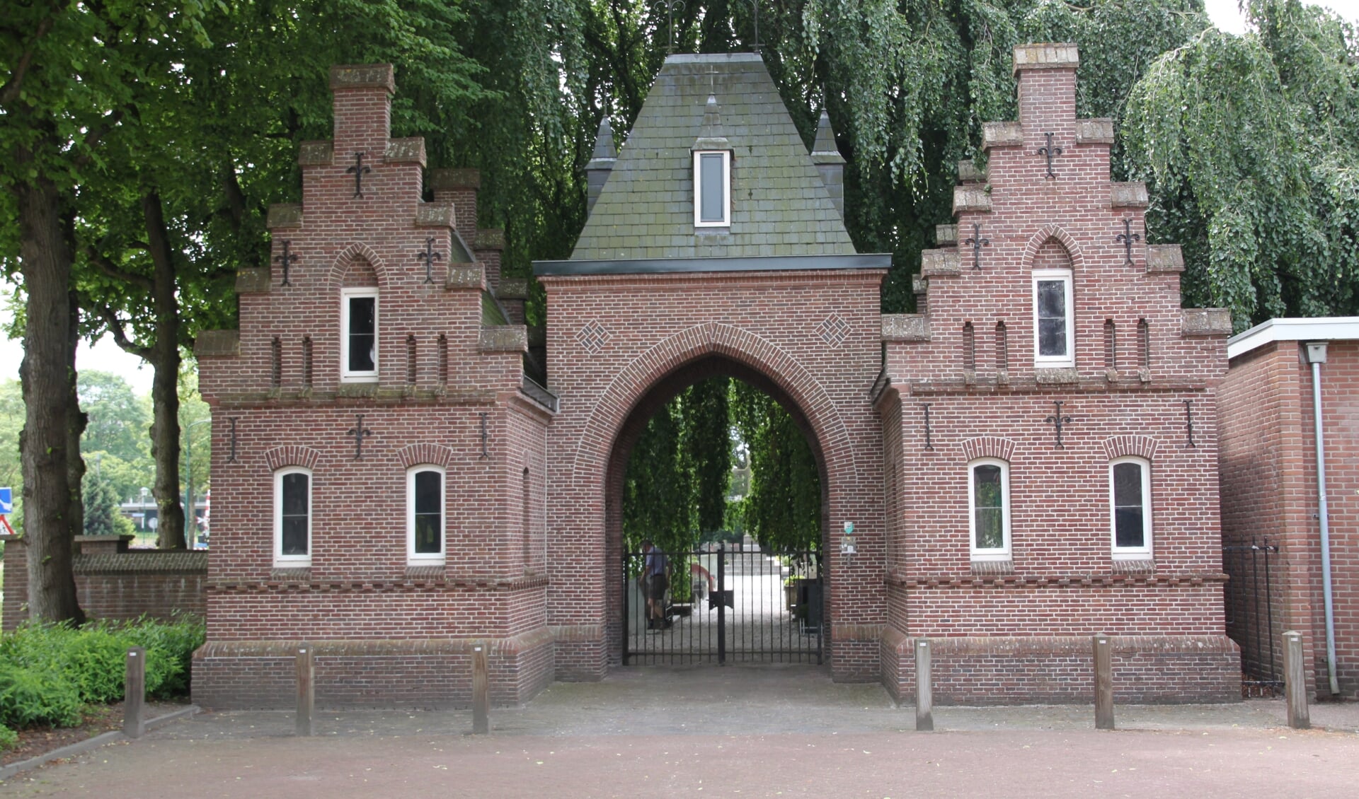 De poort van de rooms-katholieke begraafplaats is een rijksmonument.
