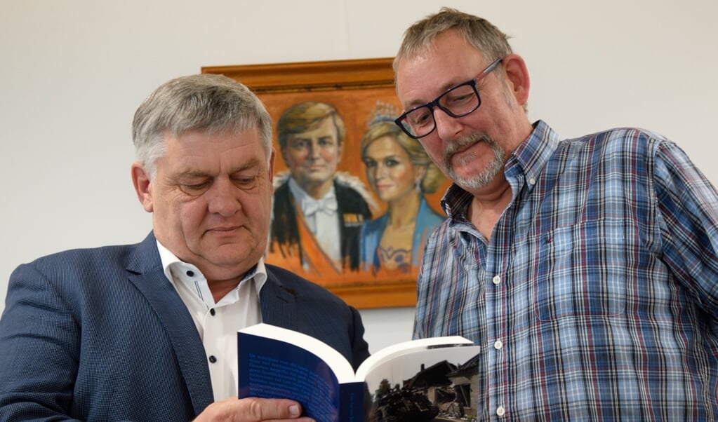 Schrijver Cees van den Brink overhandigt het eerste exemplaar van zijn boek aan burgemeester Lambooij