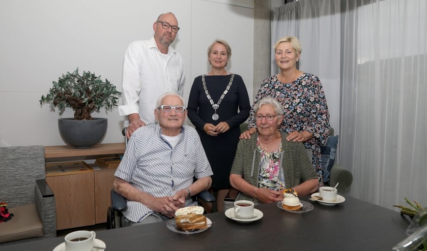 Het paar werd gefeliciteerd door locoburgemeester Marielle Broekman.