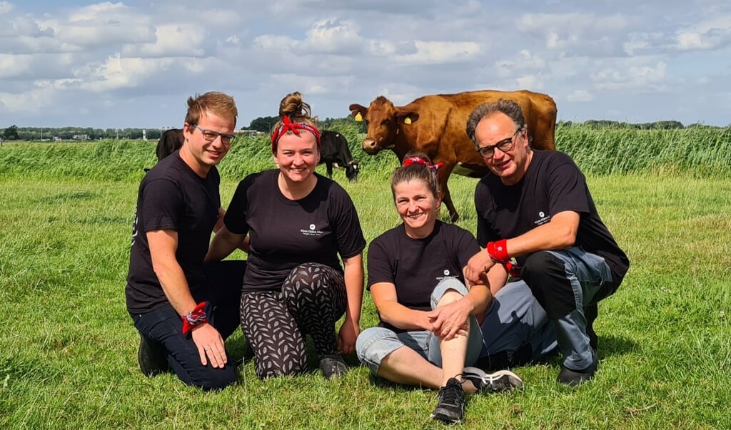 Erwin, Carina, moeder Greta en vader Aart tussen hun koeien op landgoed Klein Olden Aller.