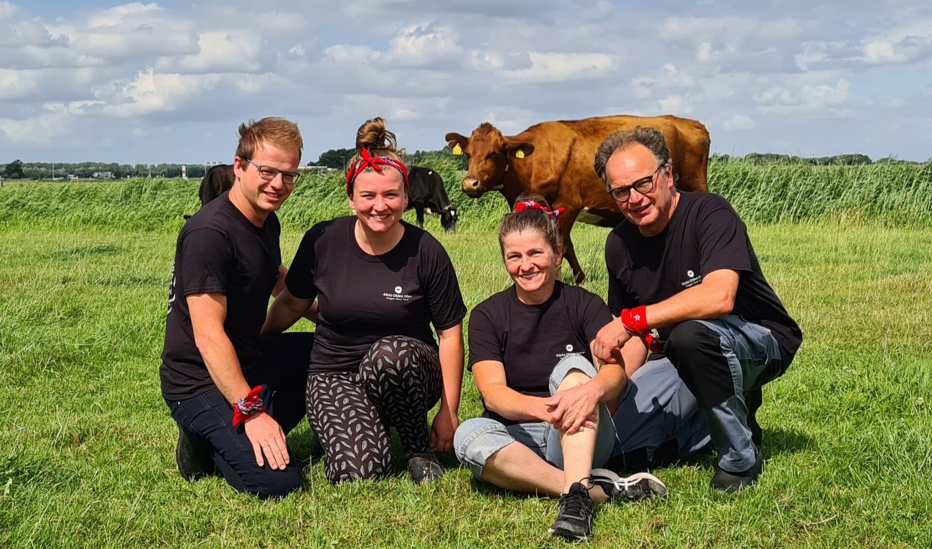 Erwin, Carina, moeder Greta en vader Aart tussen hun koeien op landgoed Klein Olden Aller.