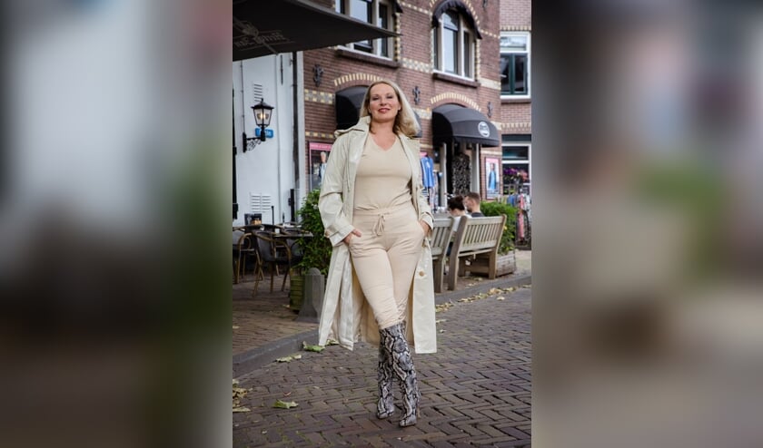 Travelbroek in zandkleur, een top in dezelfde kleur