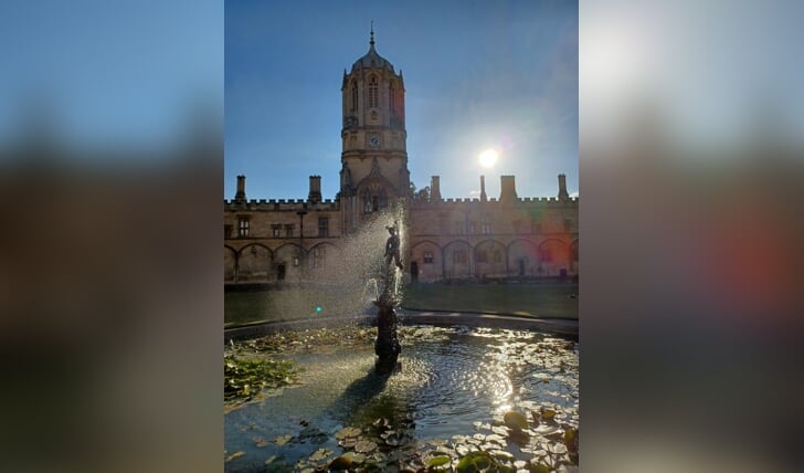 Anne van Rheede-de Weerd: ,,Deze foto is gemaakt in Oxford, Engeland. Gemaakt op the Quad (rangle) van het gezichtsbepalende Christ Church College. We hadden genoten van de Evensong in Christ Church Cathedral en toen we buitenkwamen om 19.00 uur stond de zon laag en deze scheen prachtig over 'the quad'. Het beeld in de centrale vijver, tussen de lelies, het water uit de fontein wat door de wind wordt opgestoven... 
Onze zoon is als universitair docent verbonden aan dit college. Elke keer als we er zijn is de magie voelbaar van de combinatie van al die eeuwen, van het toen en het nu en het later.