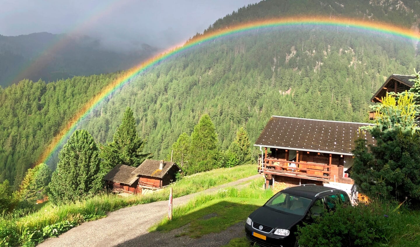 De foto is gemaakt in La Tzoumaz Wallis  Zwitserland

Wij waren daar op bezoek bij een neef om een beetje te helpen met klussen ivm ziekte. Een prachtige zonnige dag werd afgesloten met een fikse bui die eindigde met deze adembenemende dubbele regenboog.