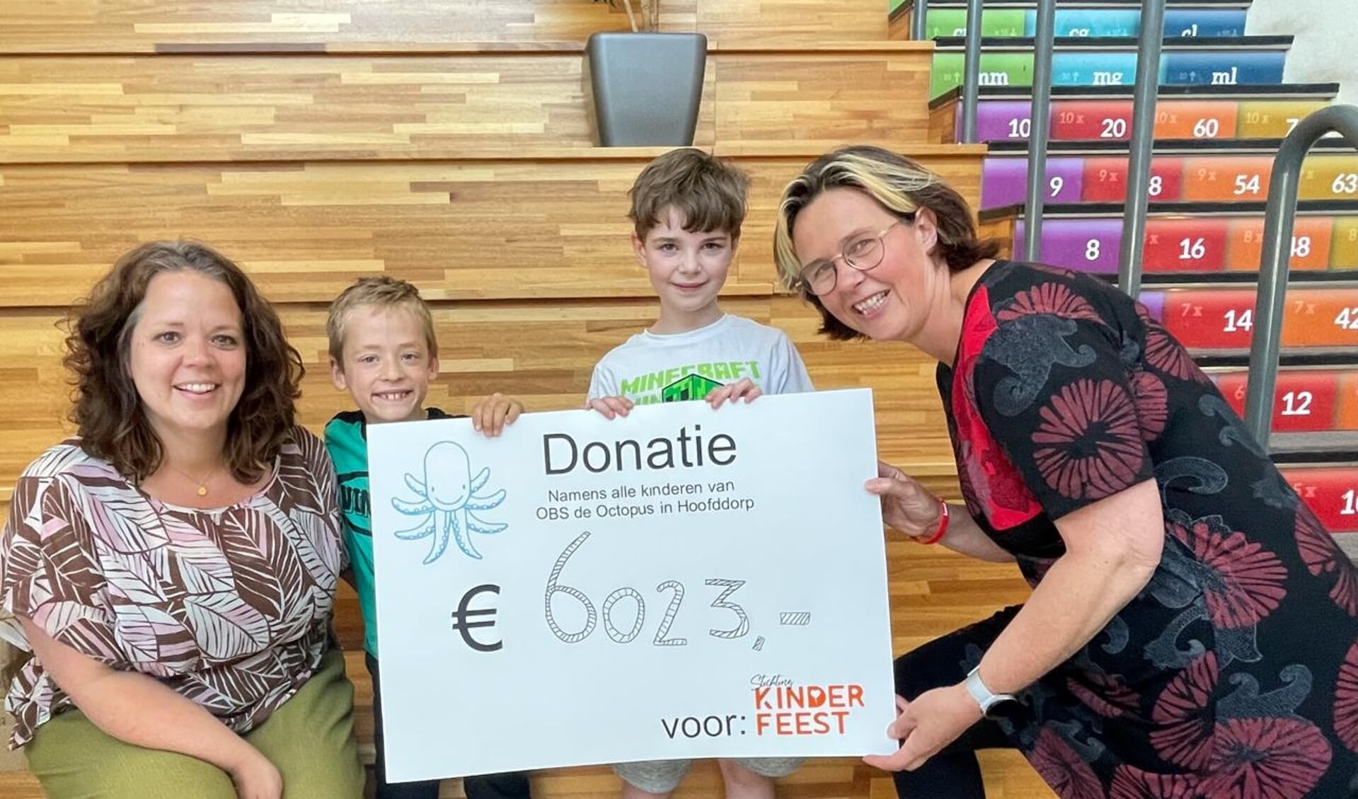 De cheque werd overhandigd door Mirko en Aiden aan Anneke van Stichting Kinderfeest