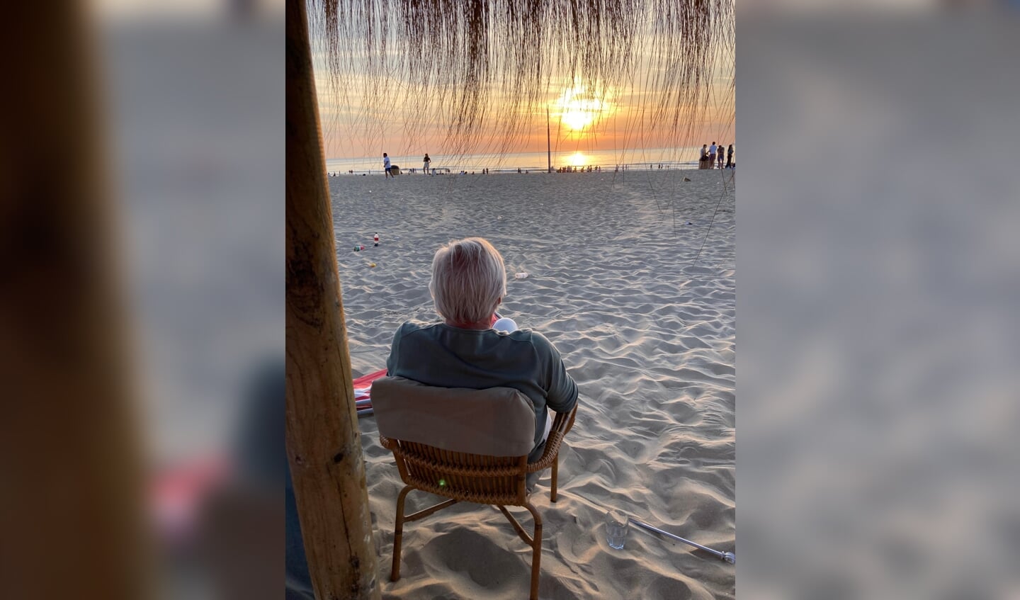 ,,Afgelopen maandag na een snikhete dag plofte ik ‘s avonds in een stoel op het bijna verlaten strand van Scheveningen. De zonsondergang is een perfecte afsluiting van een prachtige dag.