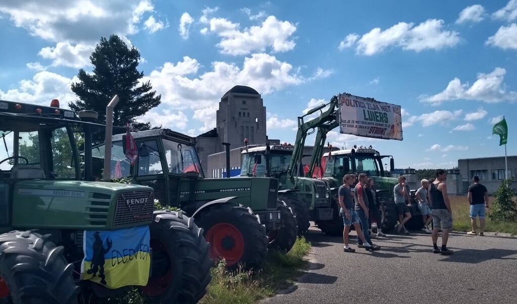 Boerenprotest in Radio Kootwijk. Deze groep boeren ontkent betrokken te zijn geweest bij de vernieling van een stukje natuurgebied bij Stroe.