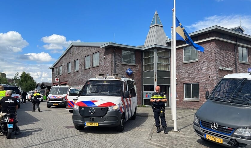 De ME verzamelt zich bij de Nijkerkse brandweerkazerne.