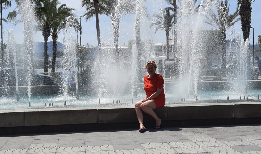 ,,Een foto van onze vakantie op Ibiza.'' Ingezonden door Sjaak & Alita Vermeulen. ,,Wij zijn dit jaar voor het eerst samen op vliegvakantie geweest, naar Ibiza omdat we houden van zee, zon, wandelen en gezelligheid. Onze drie zonen zijn nu 19,21 en 23 jaar en gaan zelf op vakantie, Dus het werd onze eerste echte vliegvakantie en die werd voor ons nog een echte onderneming. Was alles goed geregeld en zouden we onze vlucht wel halen op Schiphol met al die nare wachttijden? Al met al ging dit goed en zo konden we twee weken saampjes genieten van de heldere blauwe zee, de strandjes en de rotsachtige baaien We keken onze ogen uit. En niet te vergeten de mooie boulevard in San Antonio met de vele uitgaanstentjes en restaurantjes en live dj's. Volgend jaar gaan wij beslist terug, dan wel met onze drie zoons en hun vriendinnen, want dan gaan vieren dat we 25 jaar getrouwd zijn.''