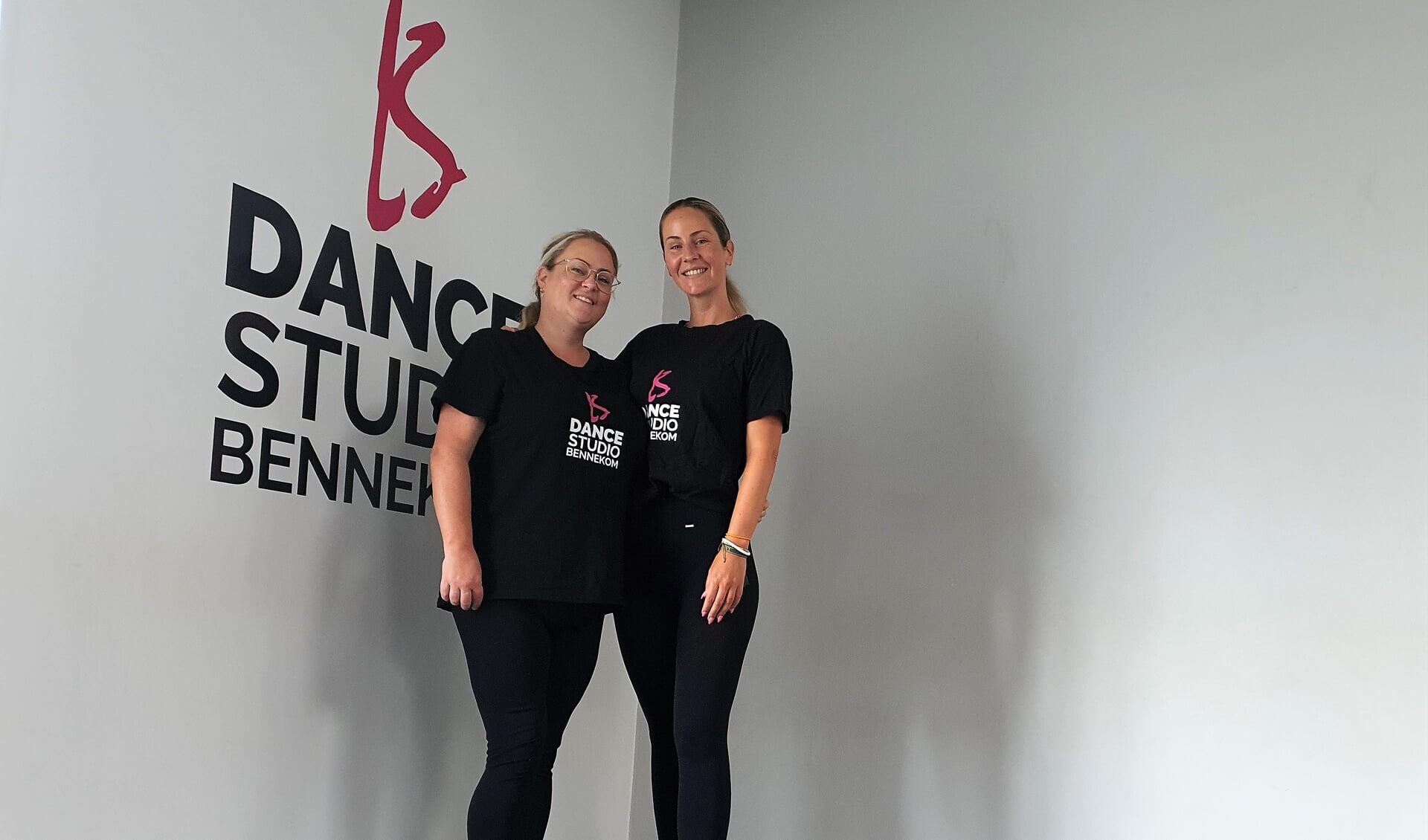 Sjoukje (links) en Linda van den Hul zijn al meer dan 9 jaar actief in 'hun' Dance Studio Bennekom.