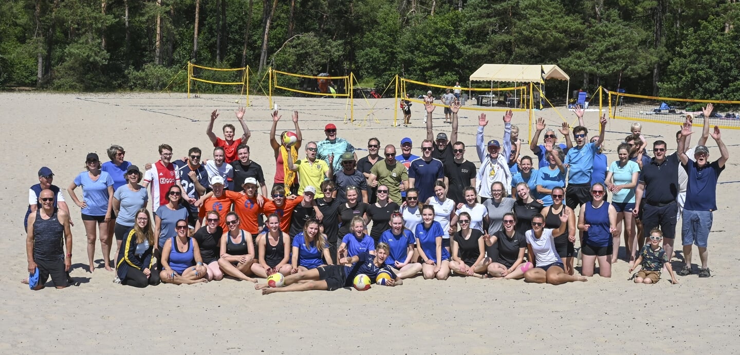 Tientallen volleyballers deden aan het duintoernooi mee.