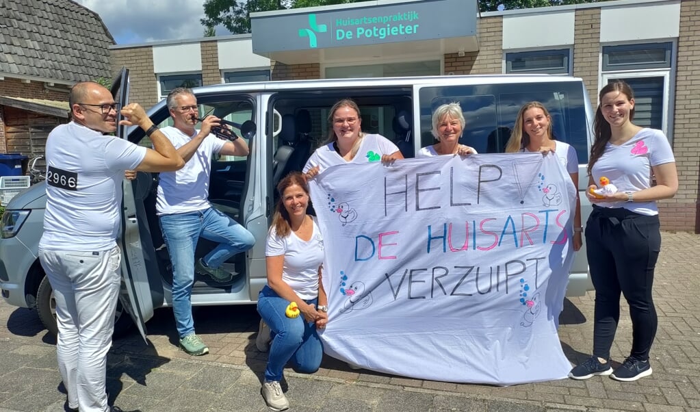 Huisartsen en praktijkondersteuners van Huisartsenpraktijk De Potgieter maken zich op om naar de demonstratie in Den Haag te gaan.