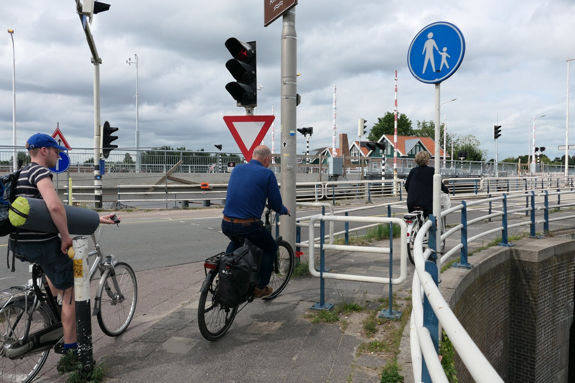 Fietsers op de brug bij Ouderkerk.
