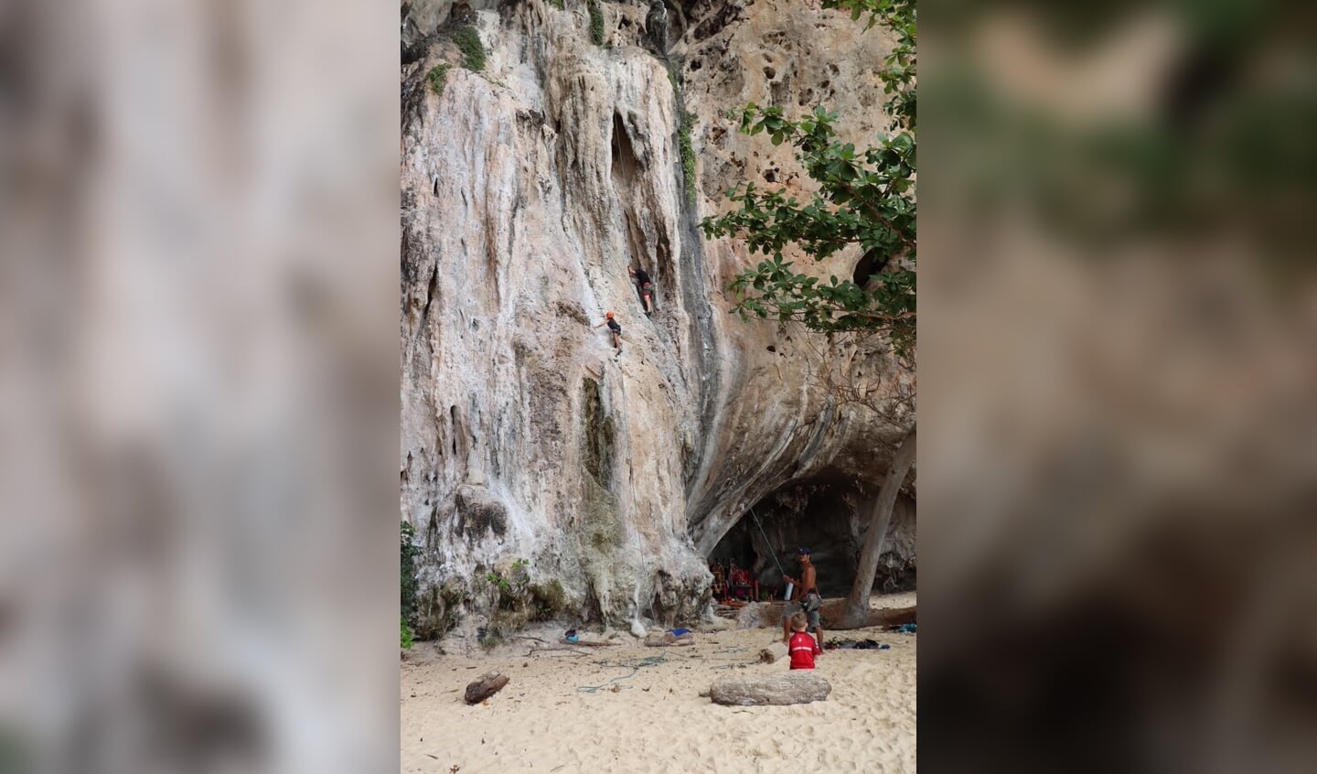 Fleur van der Erve (8 jaar) klimt samen met papa Joep van der Erve op de rots naar boven. Dit is in Raileybeach in Thailand. ,,Ze klom zo als een spinnetje naar boven.'' Ingezonden door Linda van de Wetering