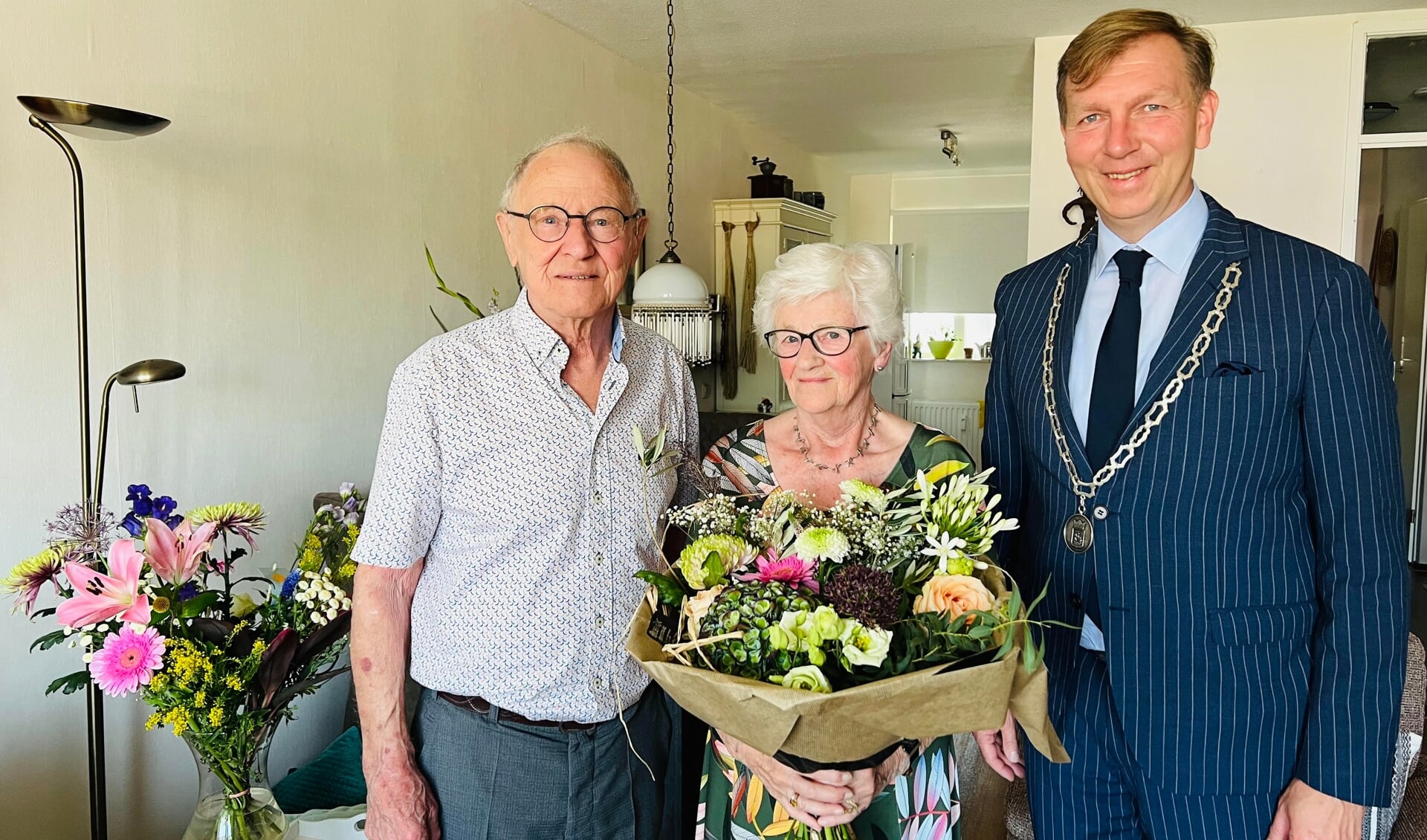 Burgemeester Gert-Jan Kats kwam op bezoek bij het briljanten echtpaar Van de Pol.