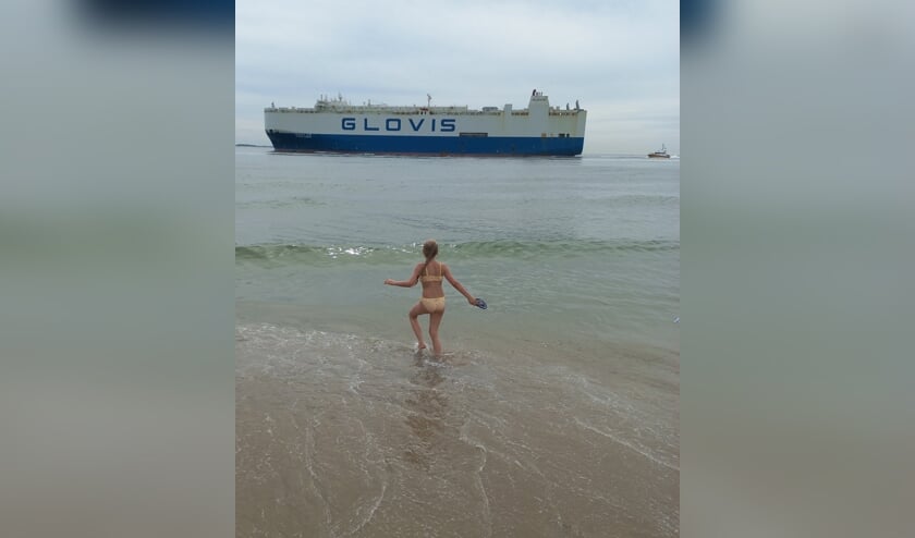 ,,Aan de kust van Vlissingen gaat onze kleindochter in het water.