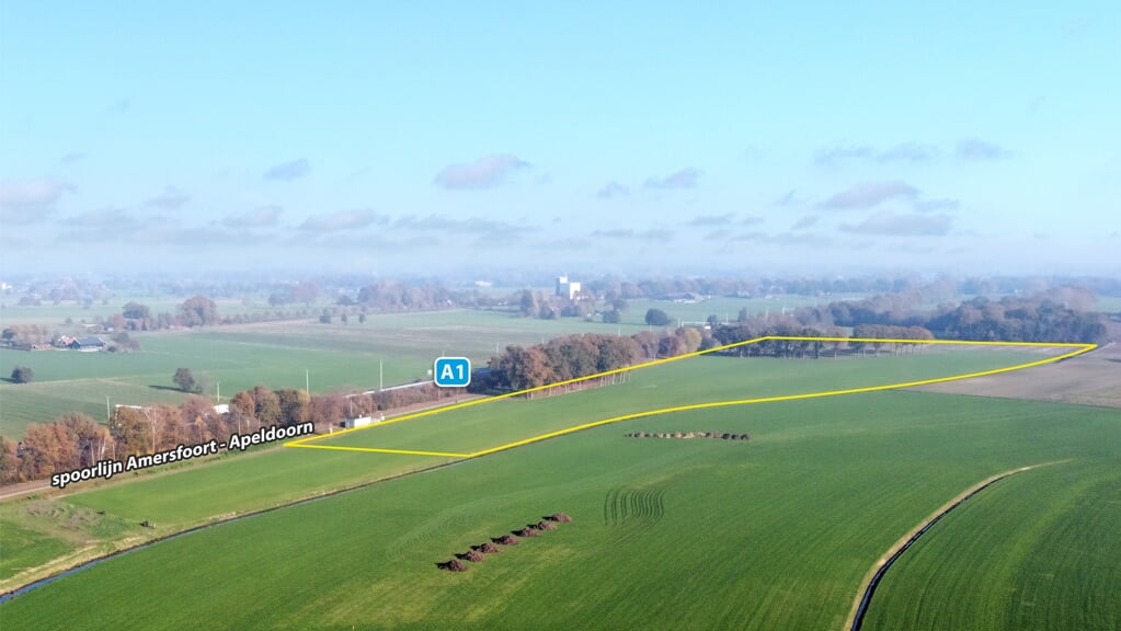 De beoogde locatie van Zonnepark Terbroek tussen de A1/spoorlijn en de Esvelderbeek.