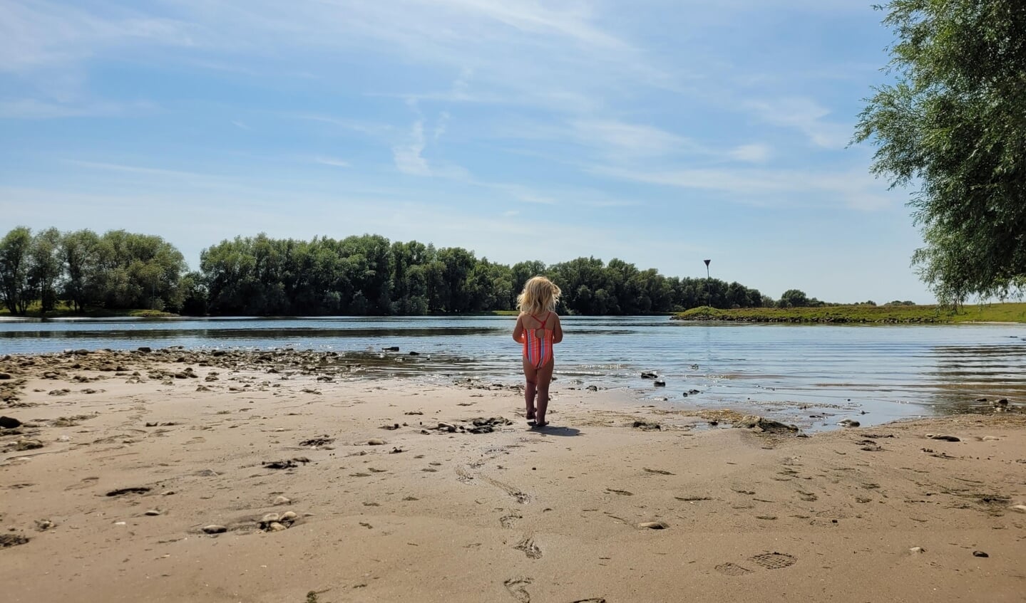 Neline Budding maakte deze foto aan de Rijn. ,,Het is zo heerlijk, want naast zand en water is er verder niets nodig voor een fijne tijd met elkaar en zo dicht bij huis.