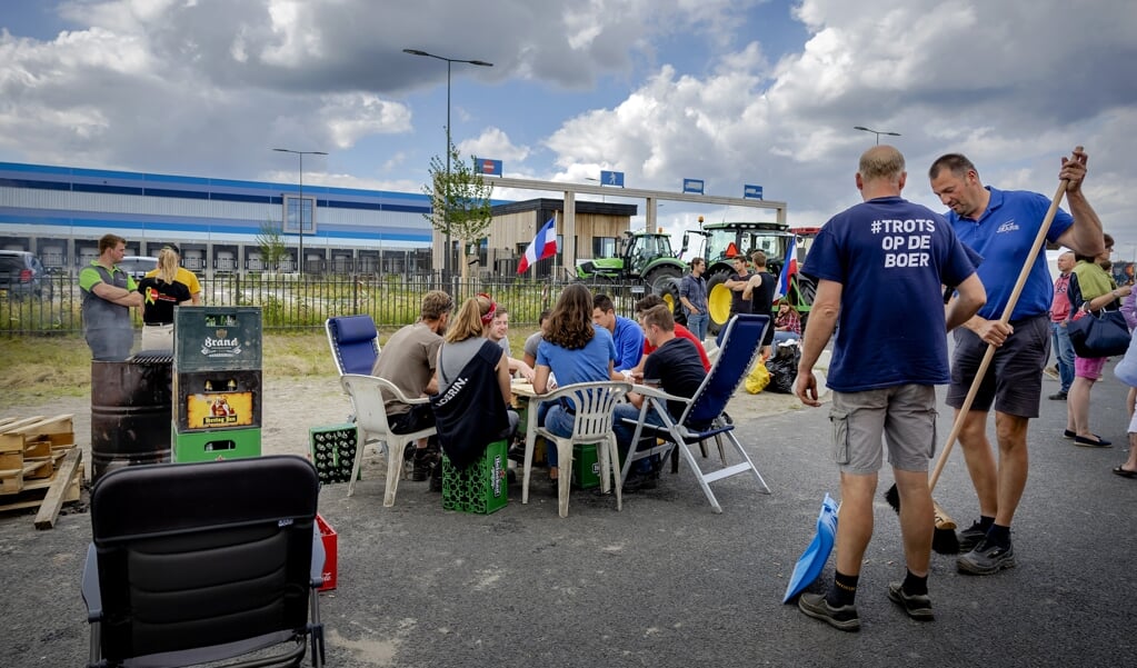 Boeren ruimen hun rommel op voor het opheffen van een blokkade bij een distributiecentrum van supermarktketen Lidl. De boeren protesteerden met tractors tegen het stikstofbeleid van het kabinet.