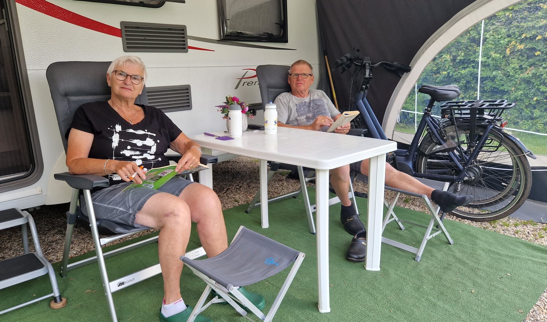 Na een dag fietsen was het voor Nico en Nel heerlijk uitrusten op Camping De Vliert.
